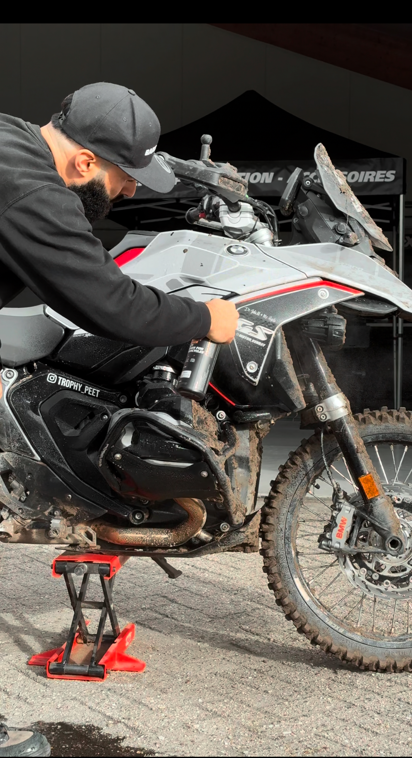 STAP 2: SPRAY IN EN LAAT INWERKEN