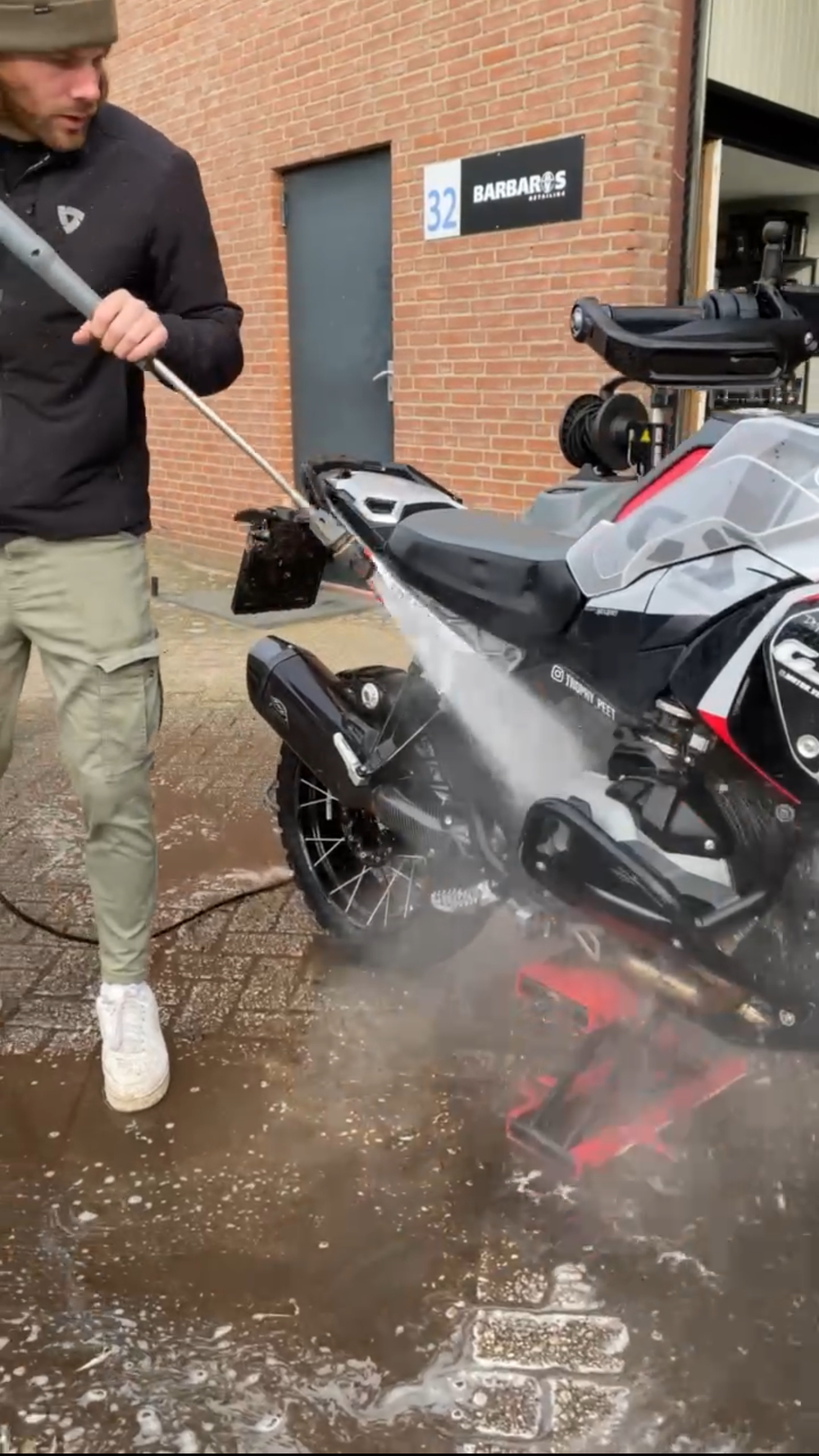 STAP 3: SPUIT AF MET WATER